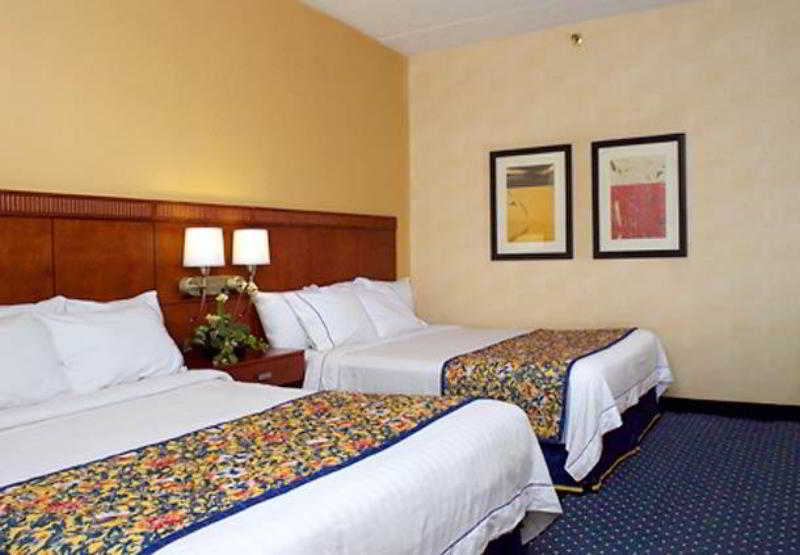 Courtyard Miami Airport West Hotel 3*